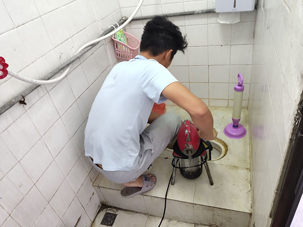 威信管道堵塞冒臭气 专业师傅现场解决问题