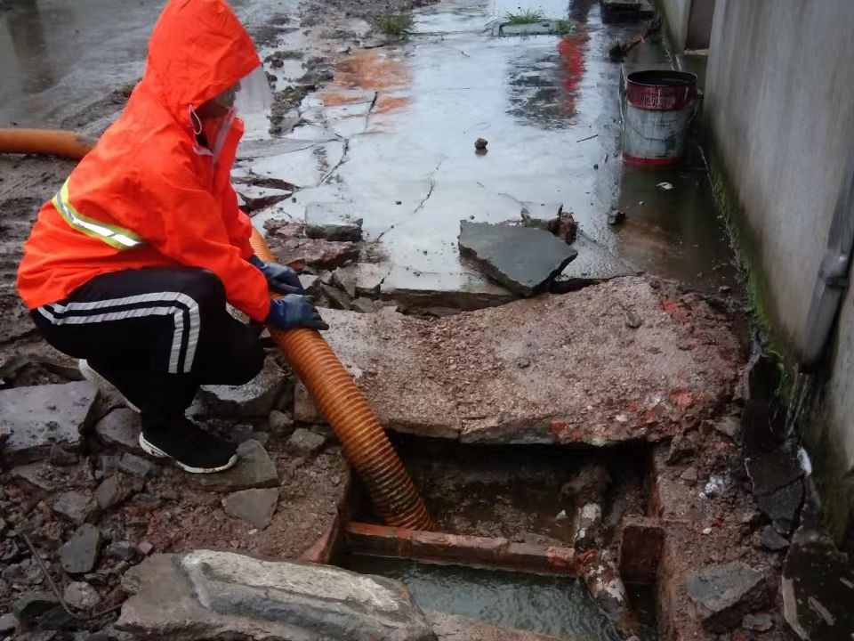 威信专业清理污水池 炜誉市政以规范流程守护城市 “肠道”