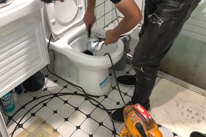 威信马桶堵塞自己疏通还是找师傅？专业上门服务让你省时更省心